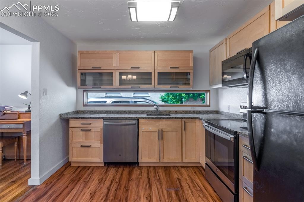 Image 15 of 31: Kitchen