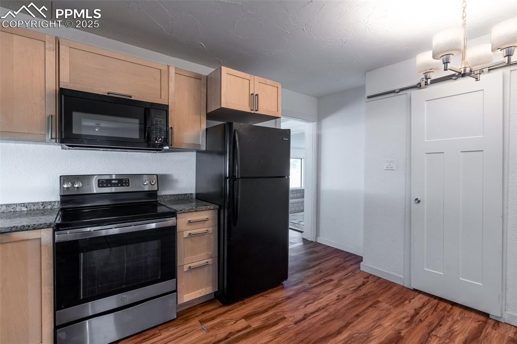 Image 16 of 31: Kitchen