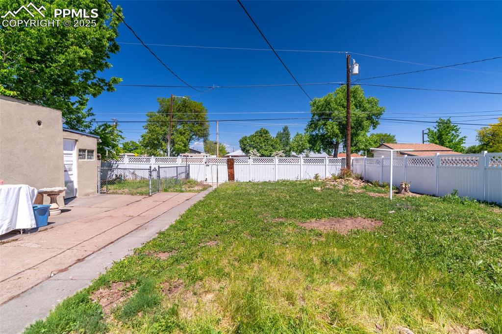 Image 22 of 31: Yard