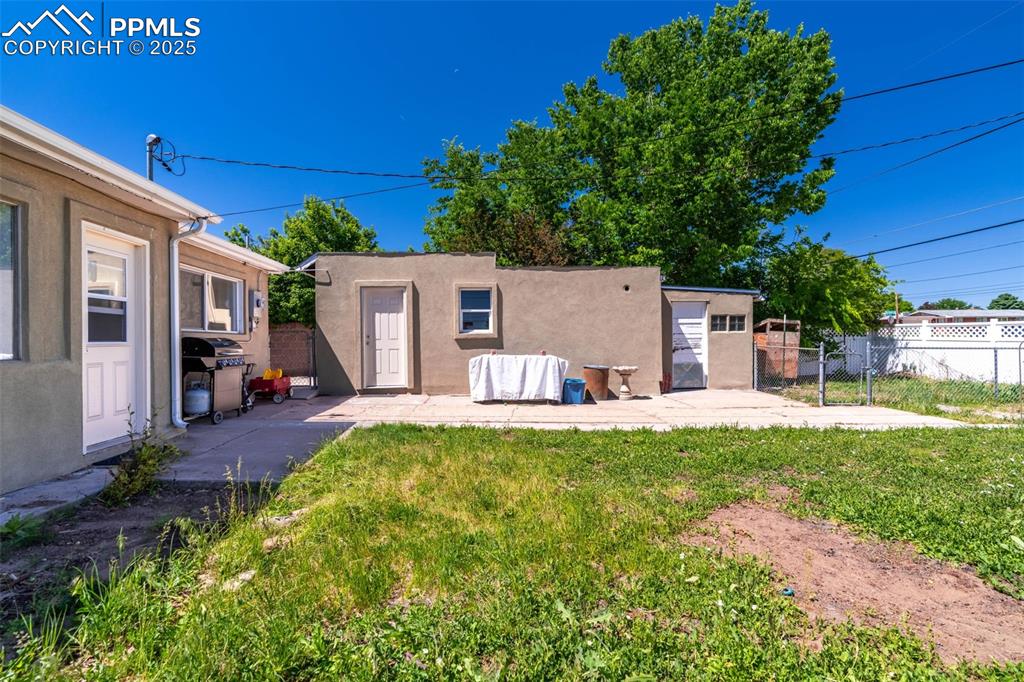 Image 23 of 31: Yard