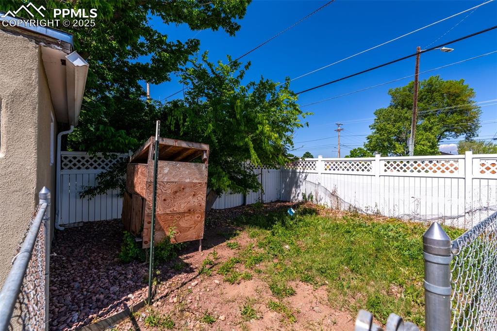 Image 25 of 31: Yard