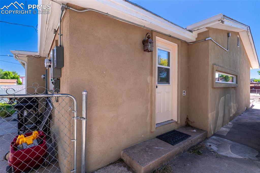 Image 27 of 31: Entry