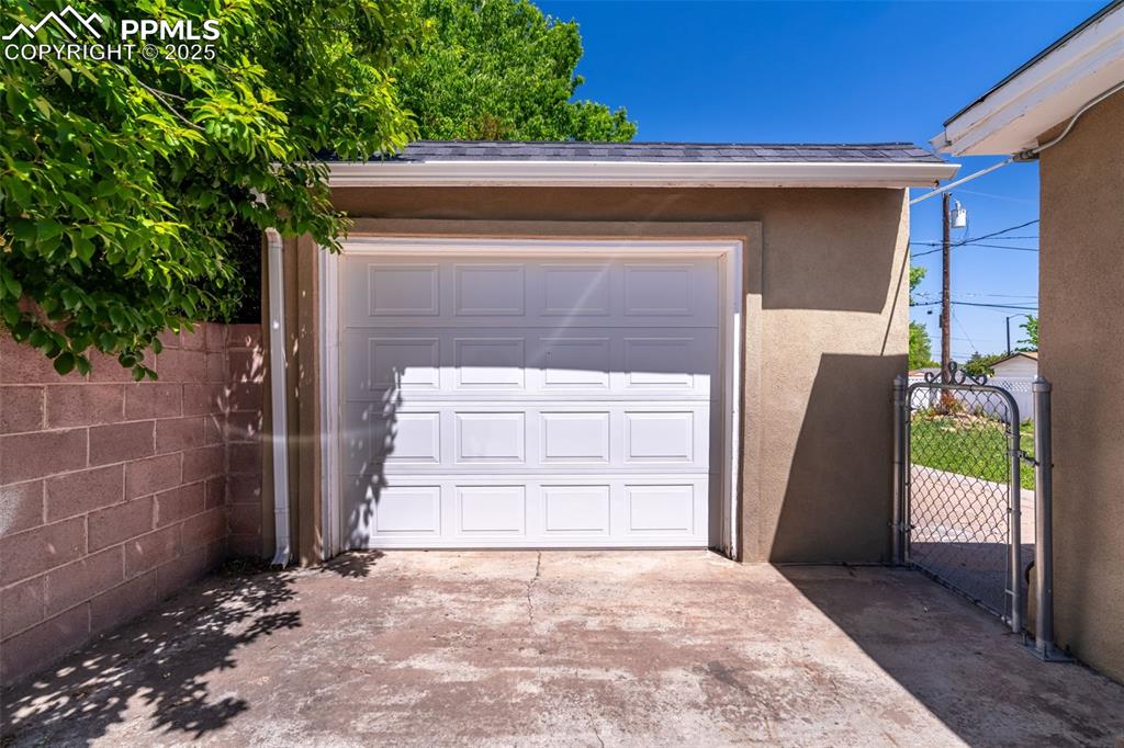 Image 28 of 31: Garage