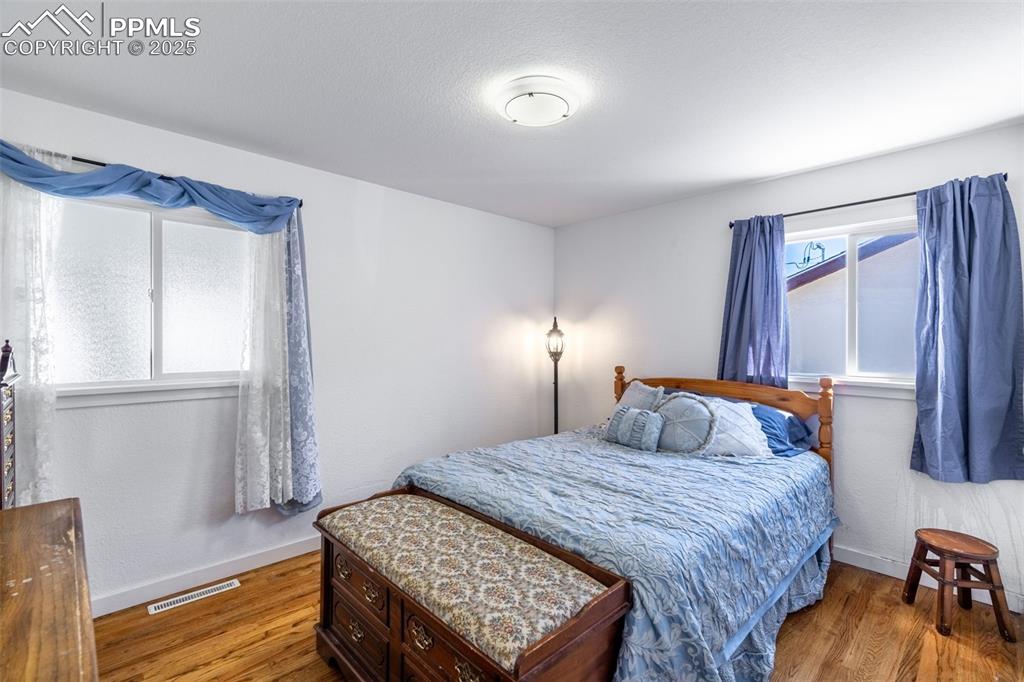 Image 4 of 31: Bedroom