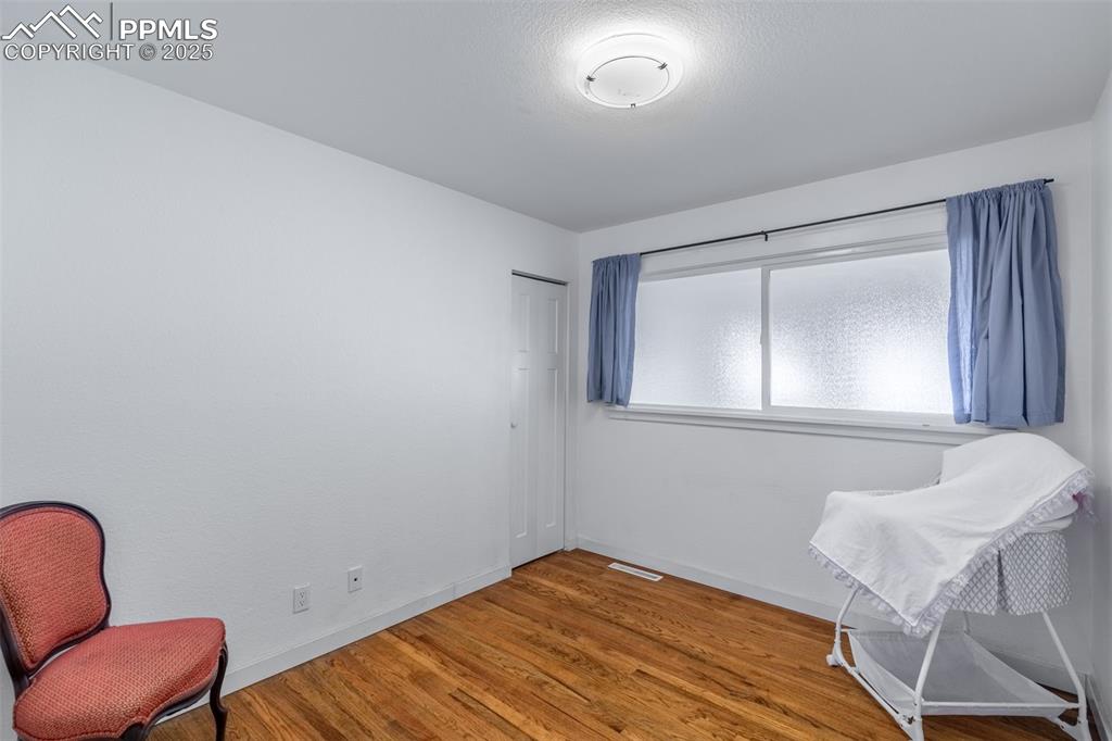 Image 7 of 31: Bedroom