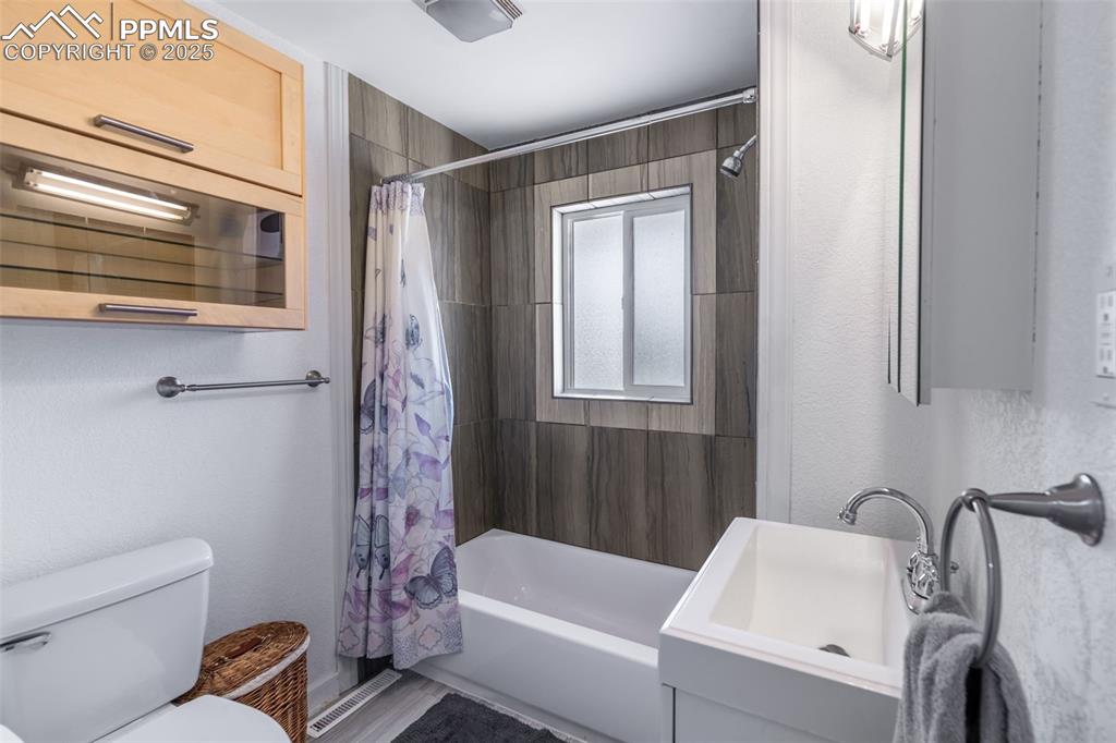 Image 8 of 31: Bathroom