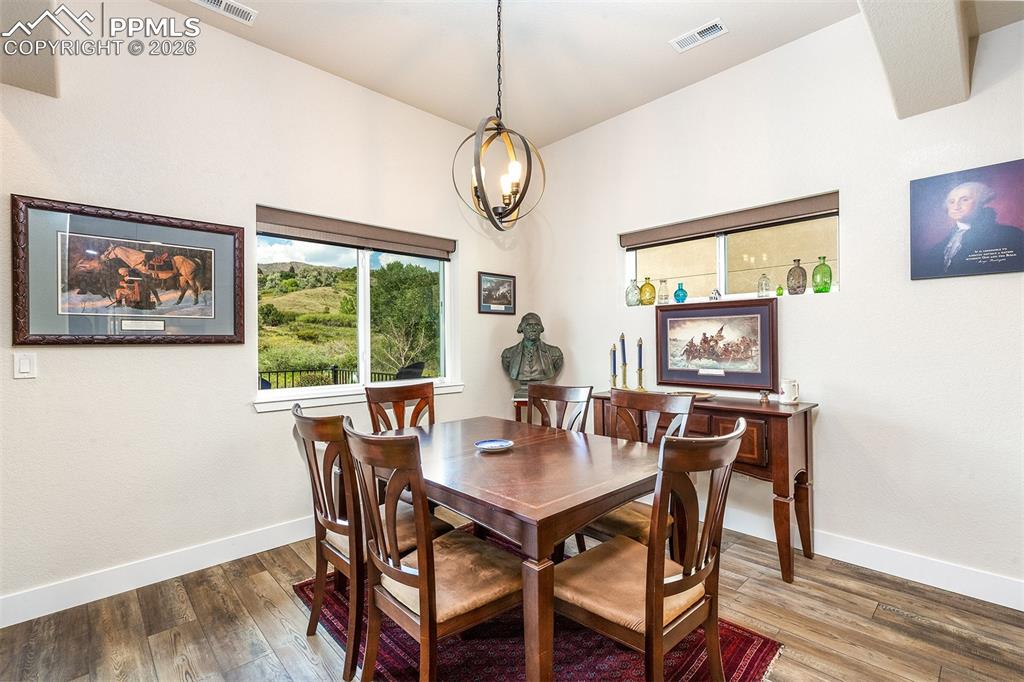 Image 14 of 50: Dining Area