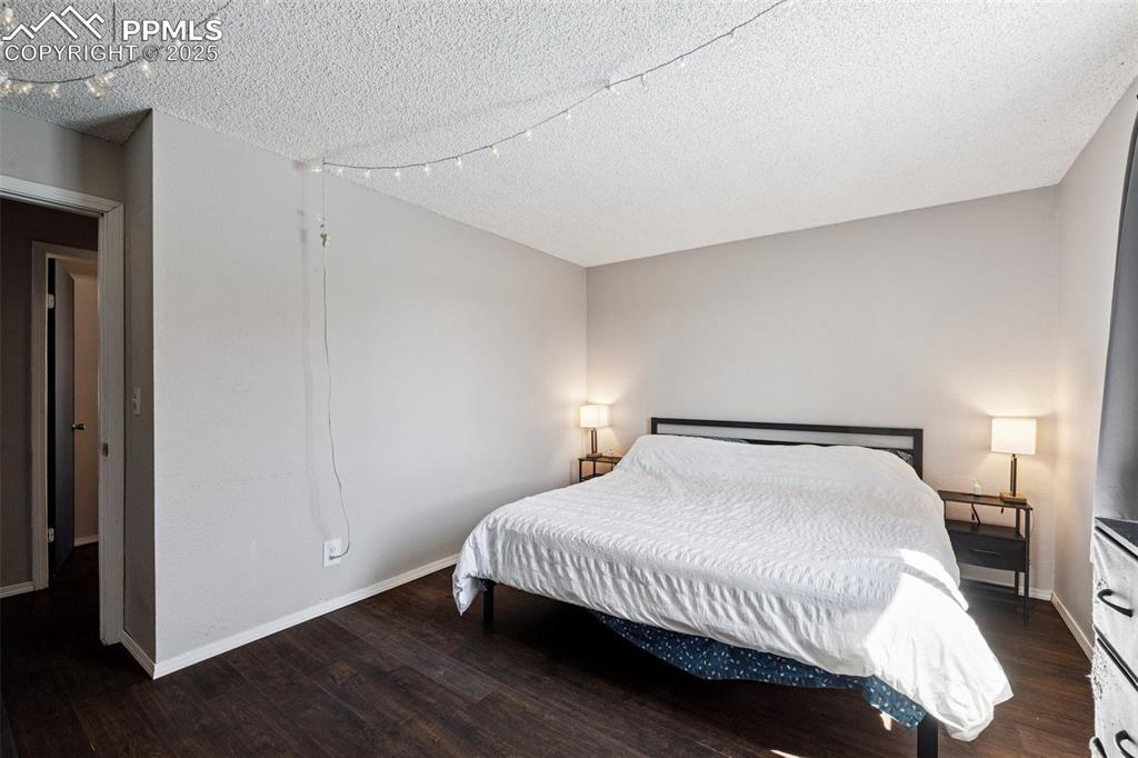 Image 11 of 24: Bedroom