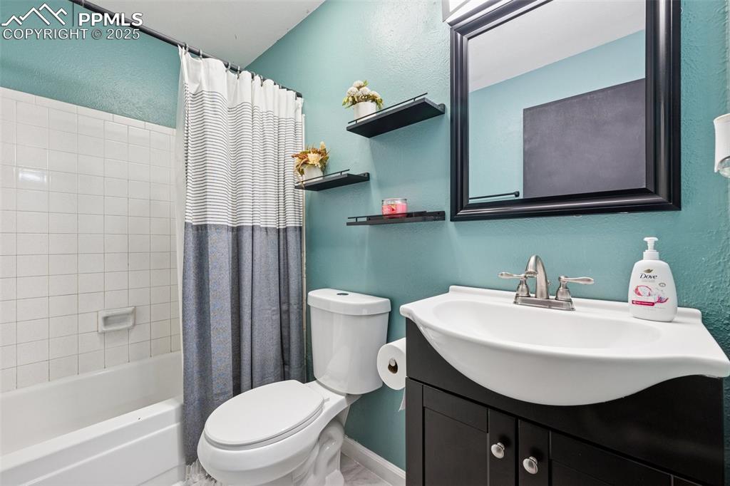 Image 12 of 24: Bathroom