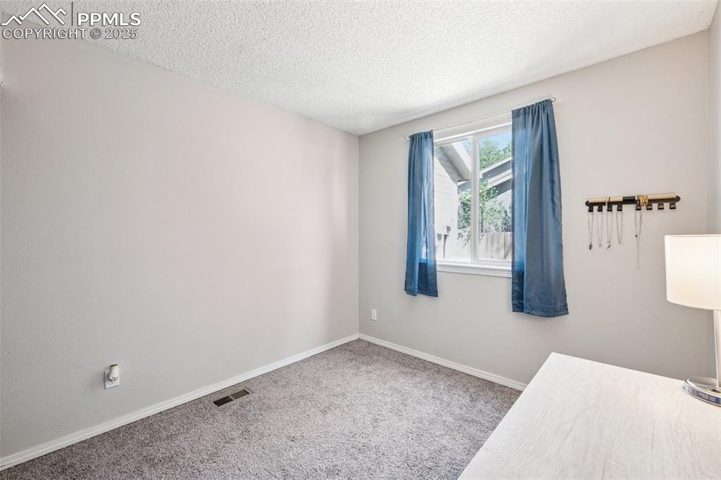 Image 14 of 24: Bedroom