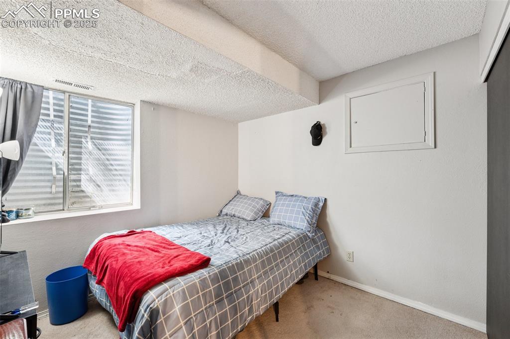 Image 17 of 24: Bedroom