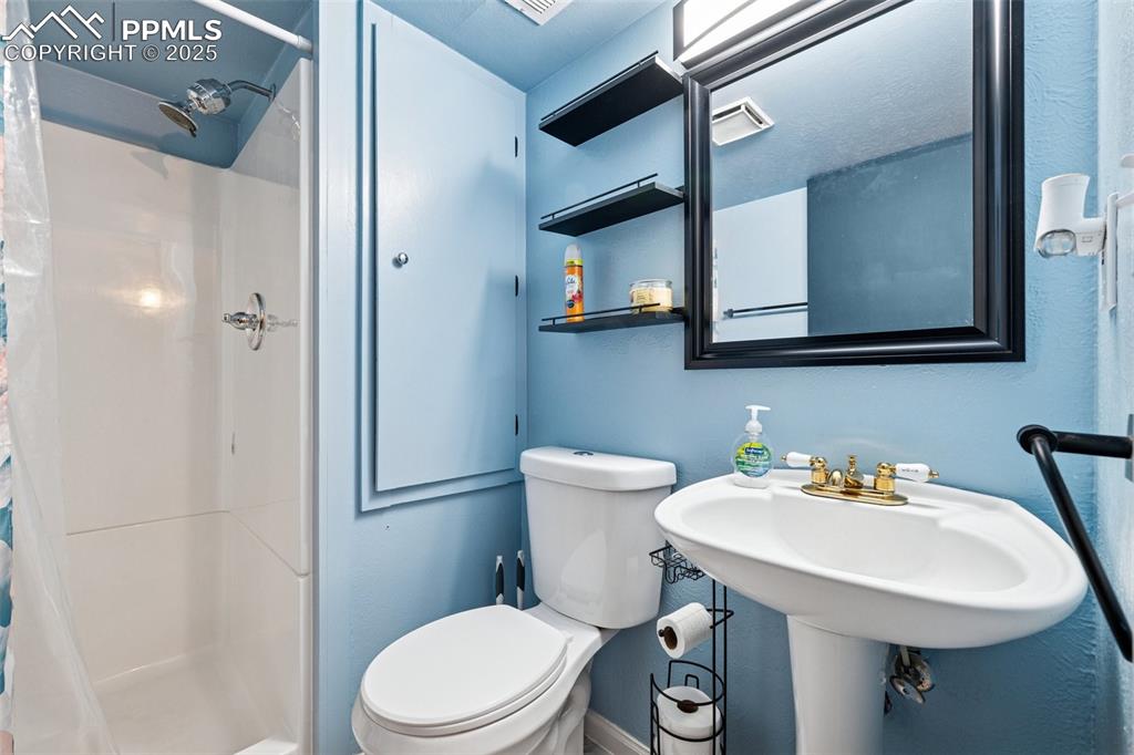 Image 18 of 24: Bathroom