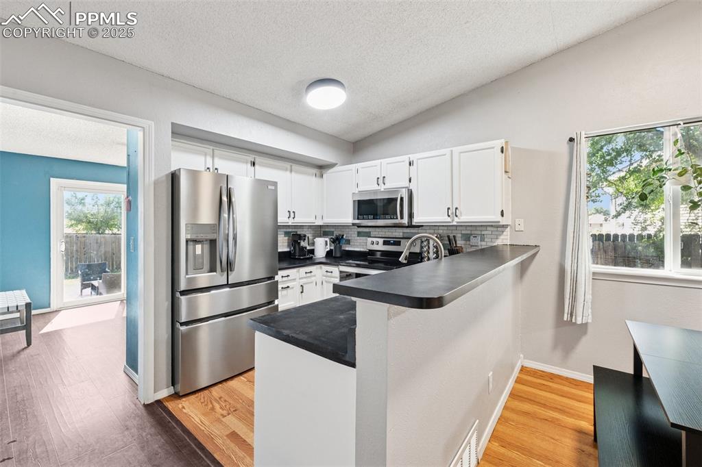 Image 7 of 24: Kitchen