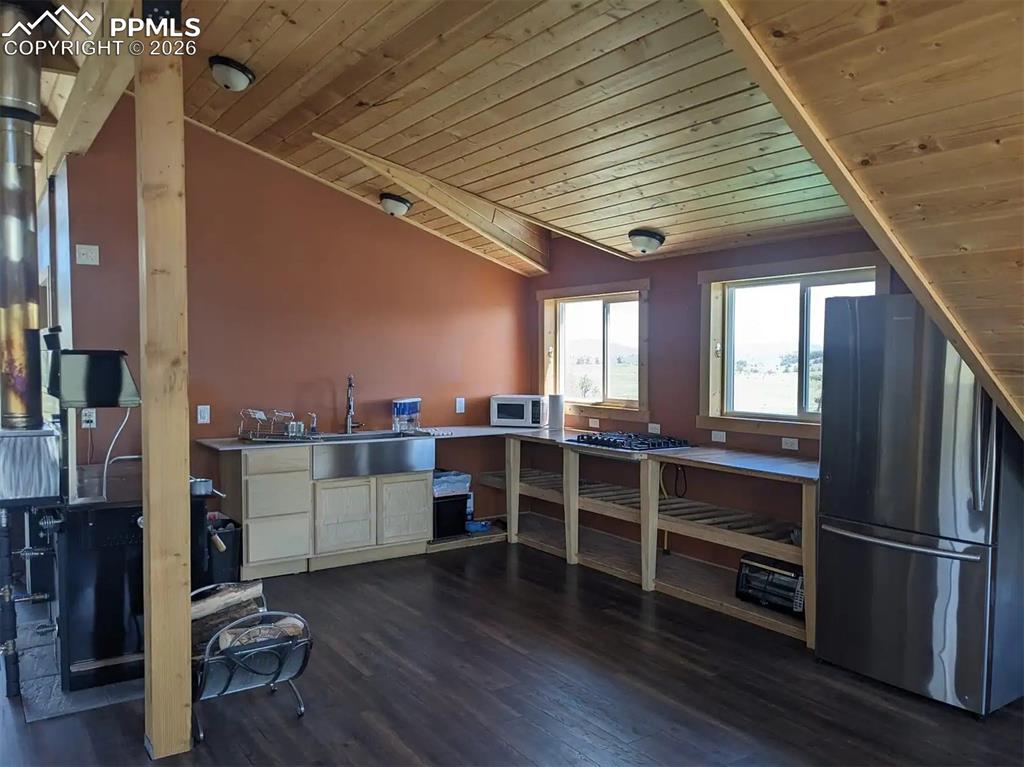 Image 10 of 17: Kitchen