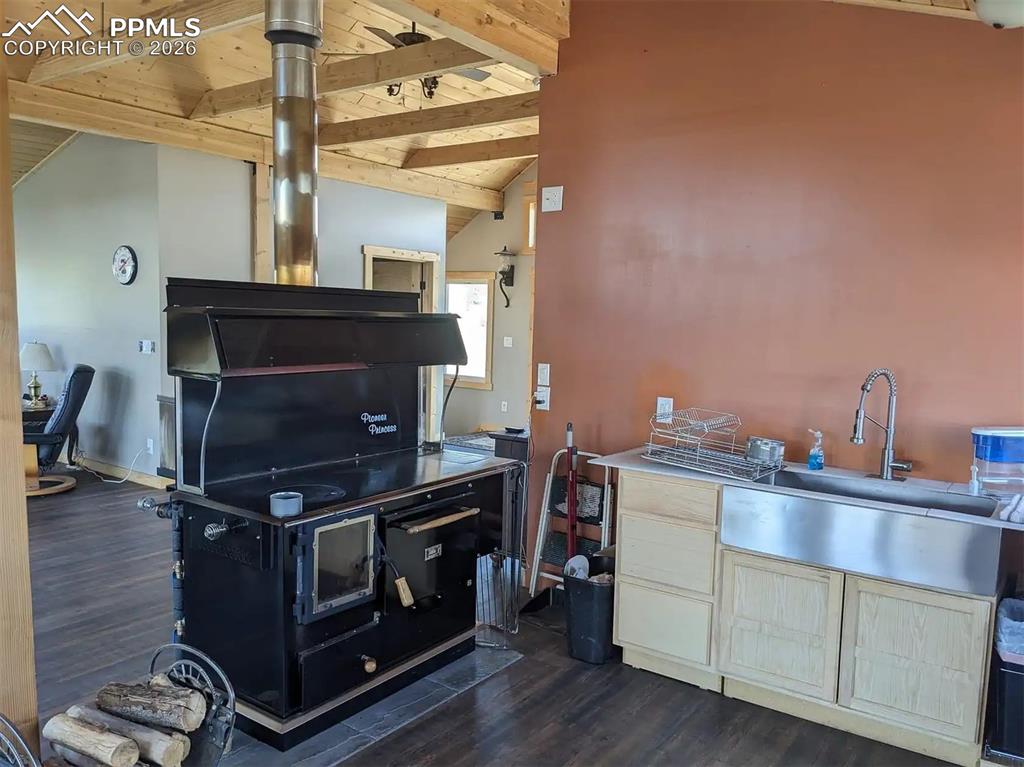 Image 11 of 17: Kitchen