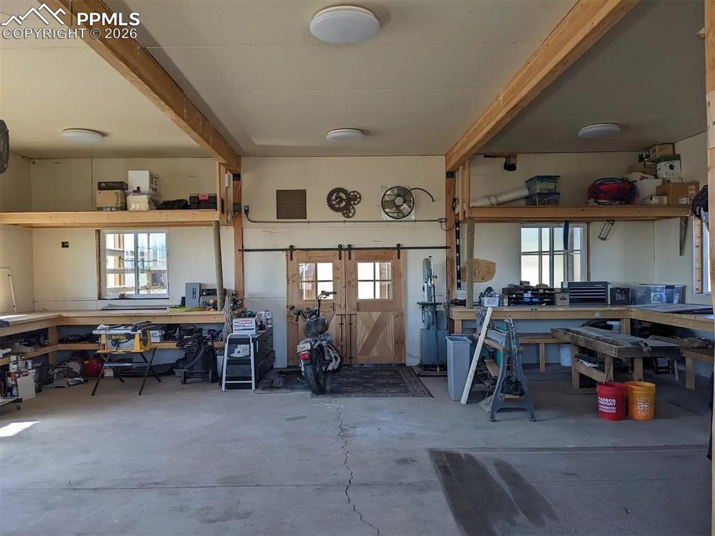 Image 14 of 17: Garage