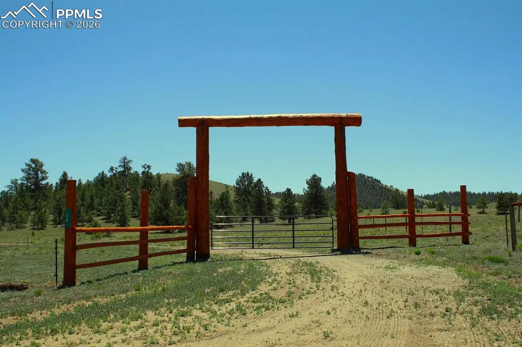 Image 3 of 17: Fence