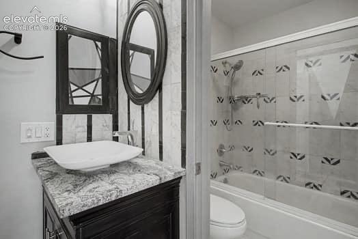 Image 13 of 20: Bathroom