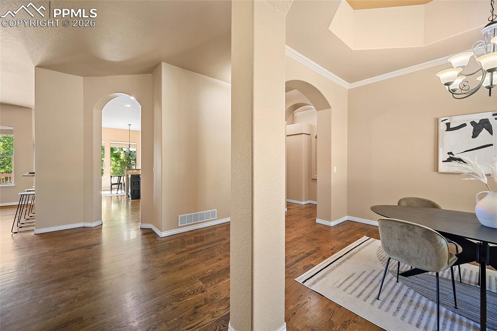 Image 11 of 31: Dining Area