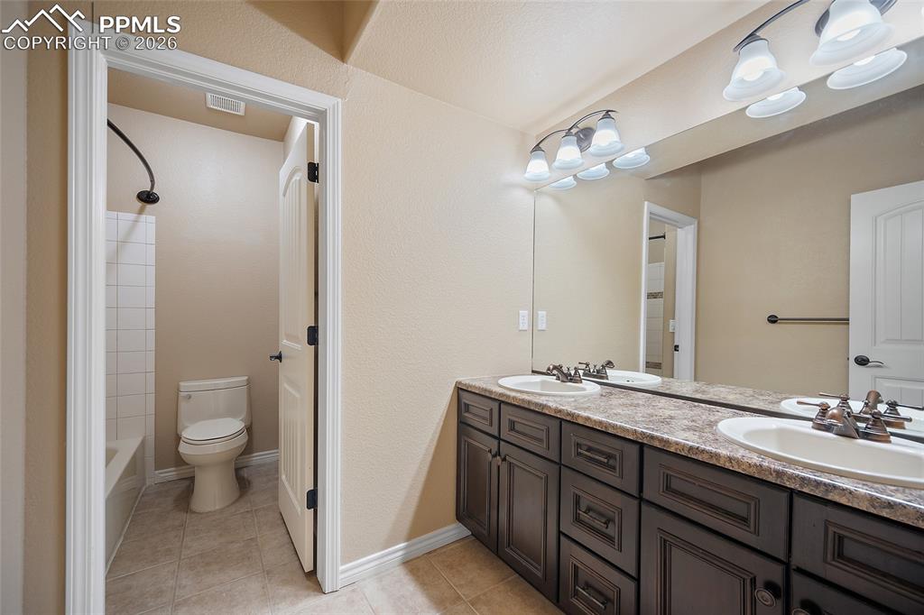 Image 19 of 31: Bathroom