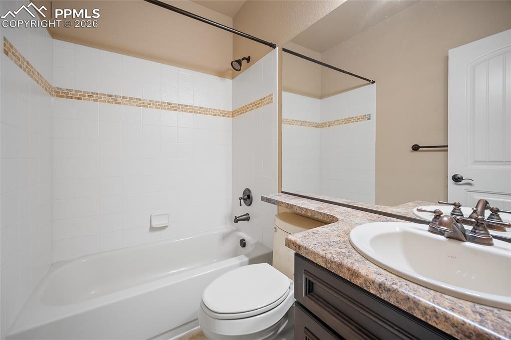 Image 24 of 31: Bathroom