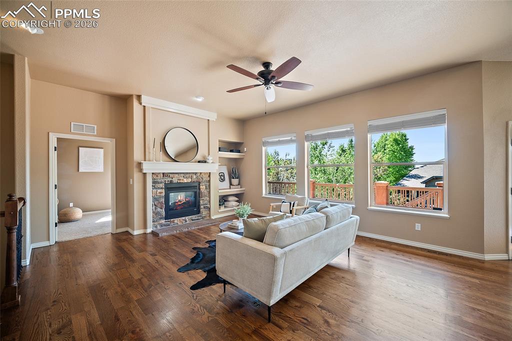 Image 4 of 31: Living Room