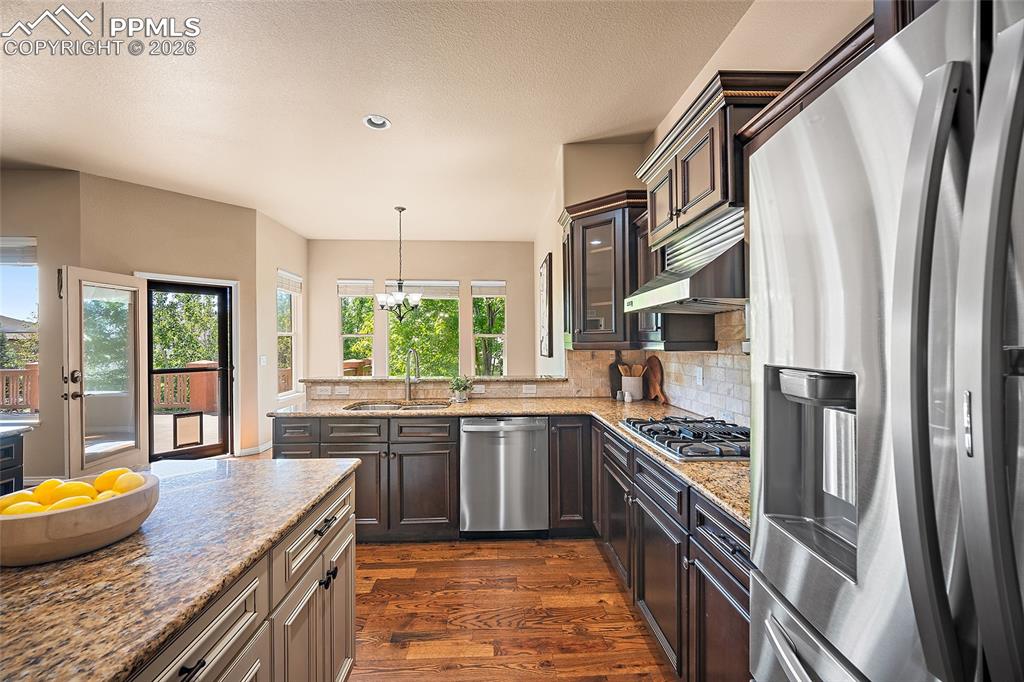 Image 9 of 31: Kitchen