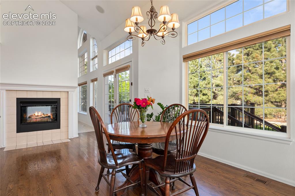 Image 16 of 42: Dining Area