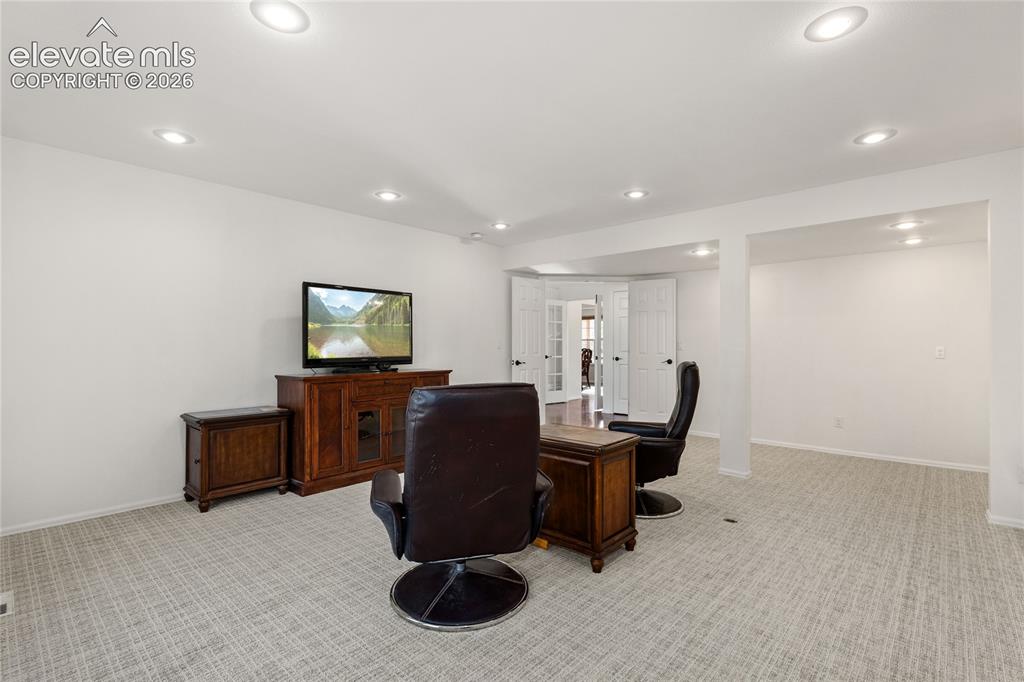 Image 19 of 42: Office