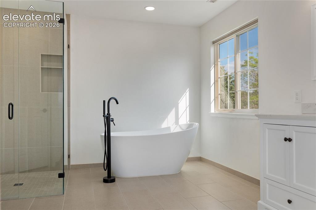 Image 26 of 42: Bathroom