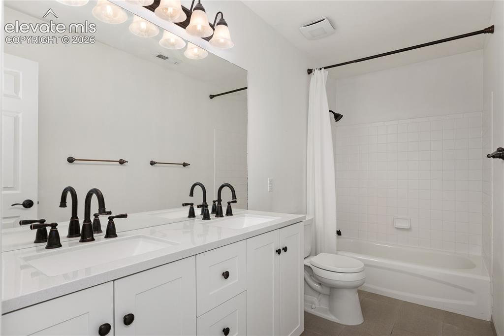 Image 31 of 42: Bathroom