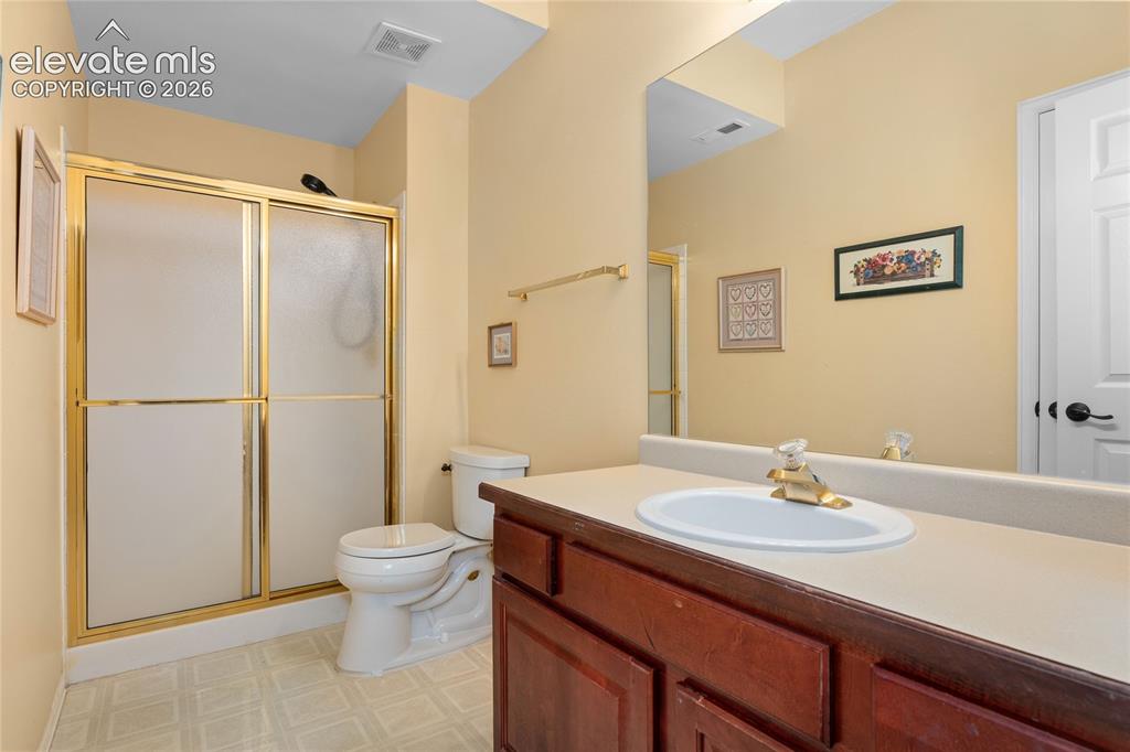 Image 34 of 42: Bathroom