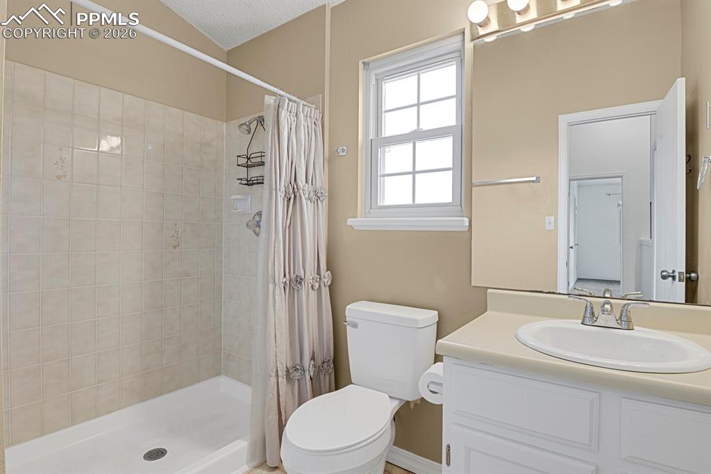 Image 15 of 19: Bathroom