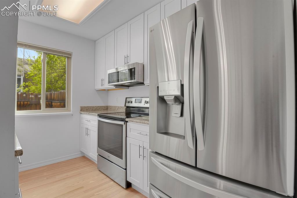 Image 8 of 19: Kitchen