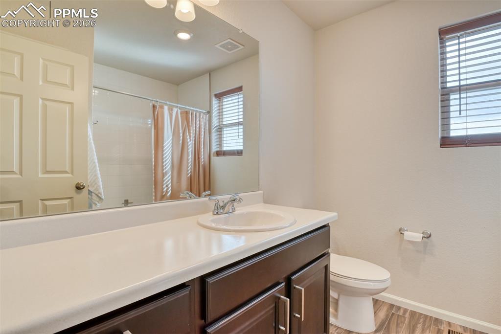 Image 20 of 30: Bathroom