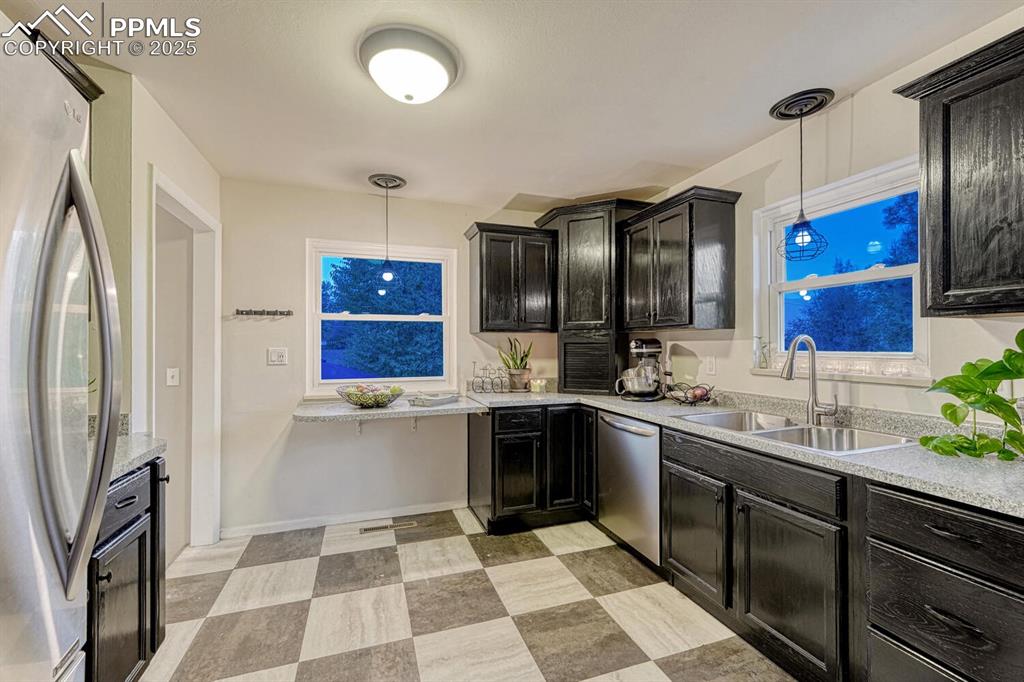 Image 10 of 50: Kitchen