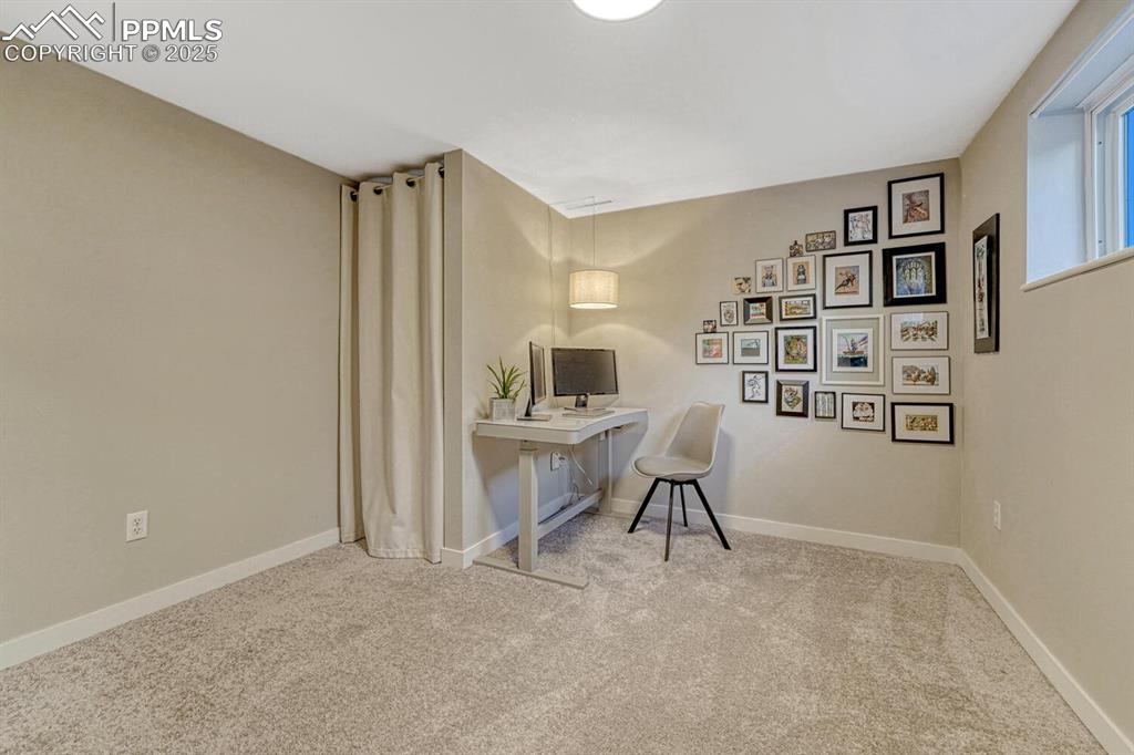 Image 15 of 50: Office