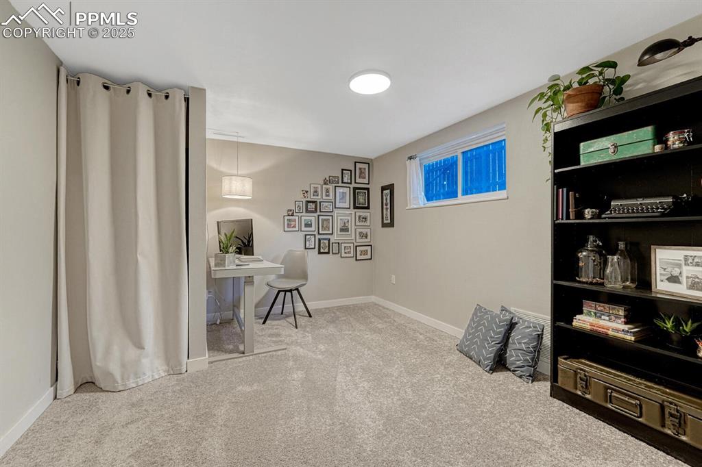 Image 17 of 50: Office