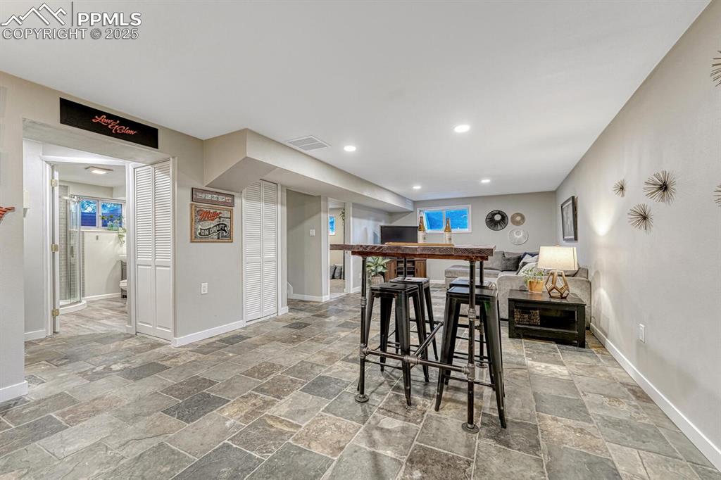 Image 18 of 50: Dining Area