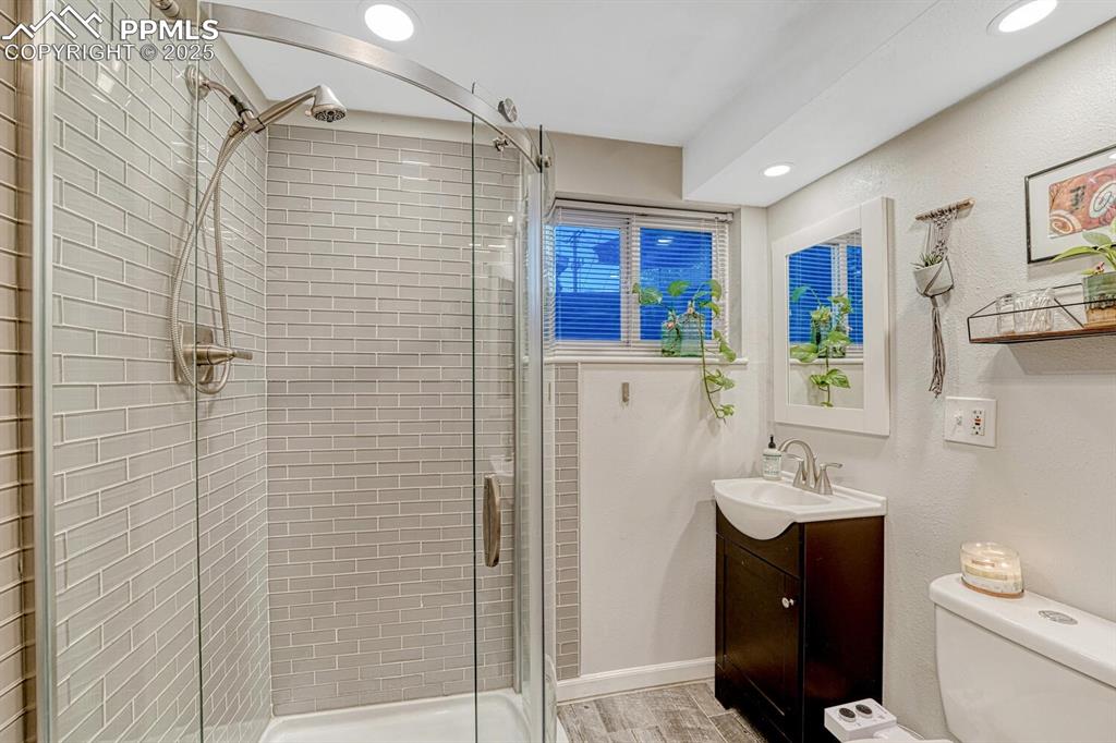 Image 19 of 50: Bathroom