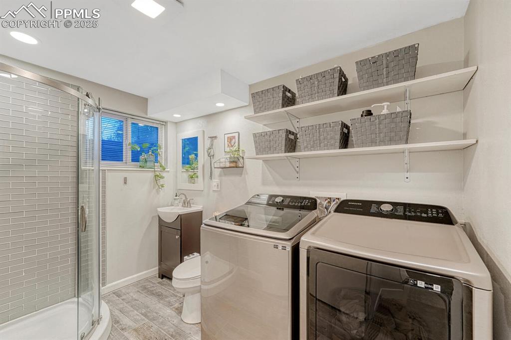 Image 20 of 50: Laundry