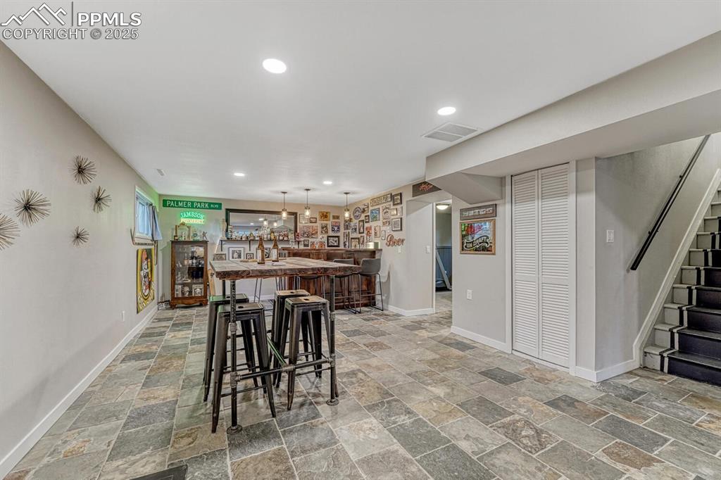 Image 22 of 50: Dining Area