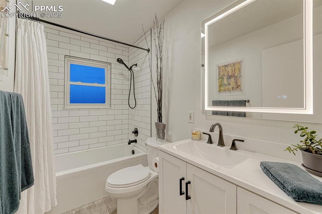 Image 23 of 50: Bathroom