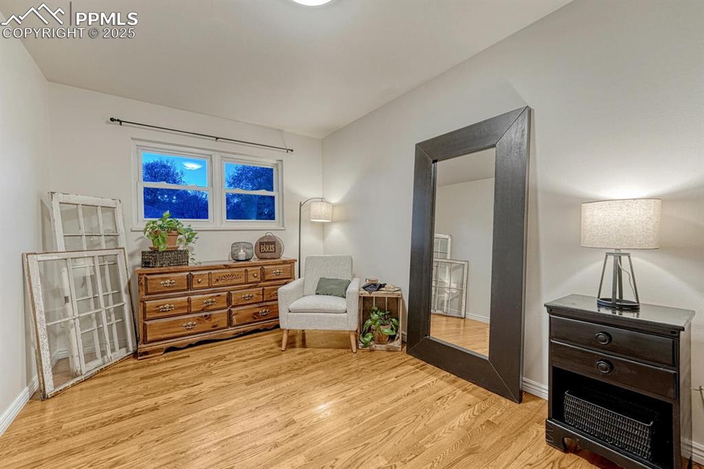 Image 25 of 50: Sitting Room