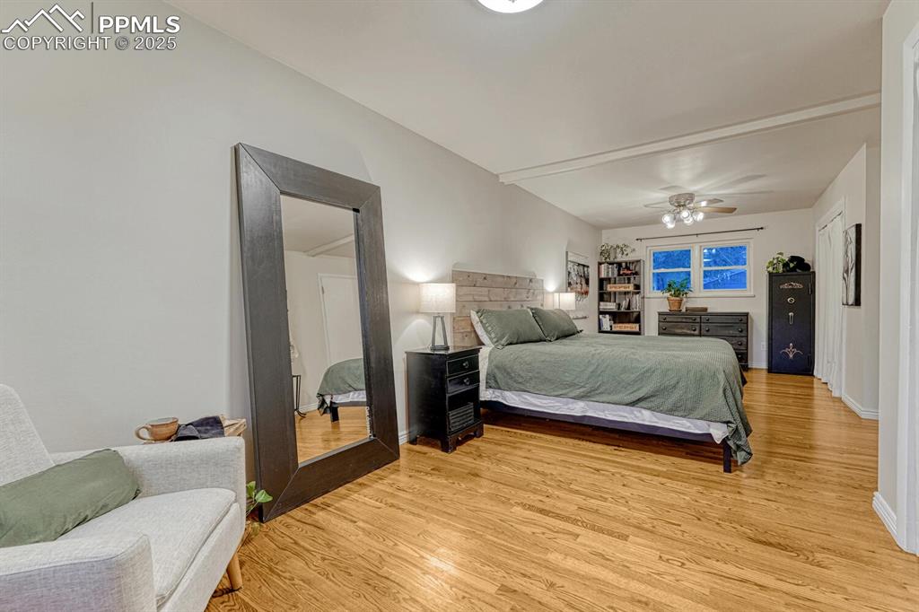 Image 26 of 50: Bedroom