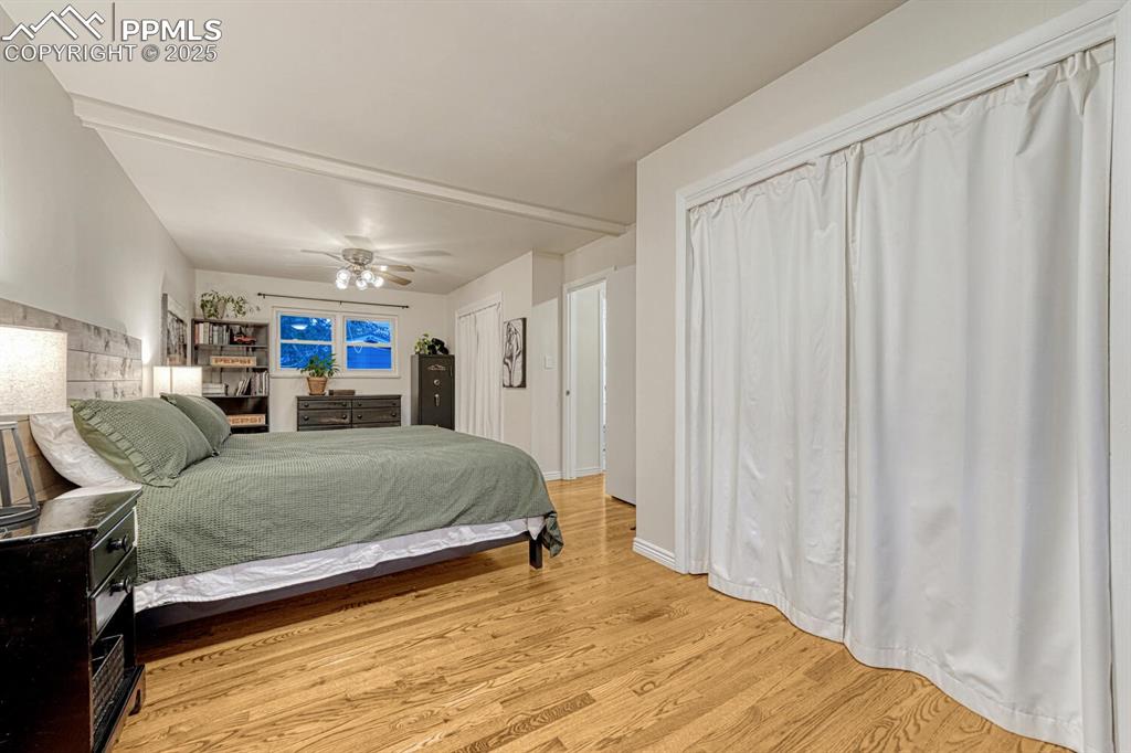 Image 27 of 50: Bedroom