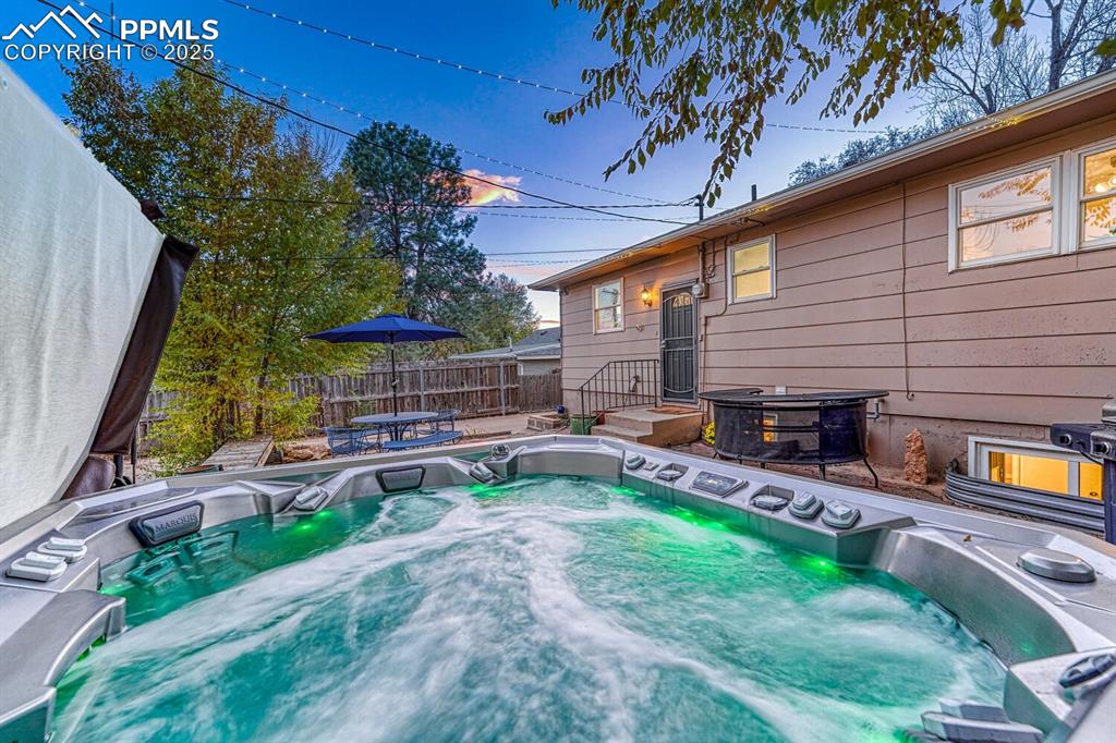 Image 31 of 50: Pool