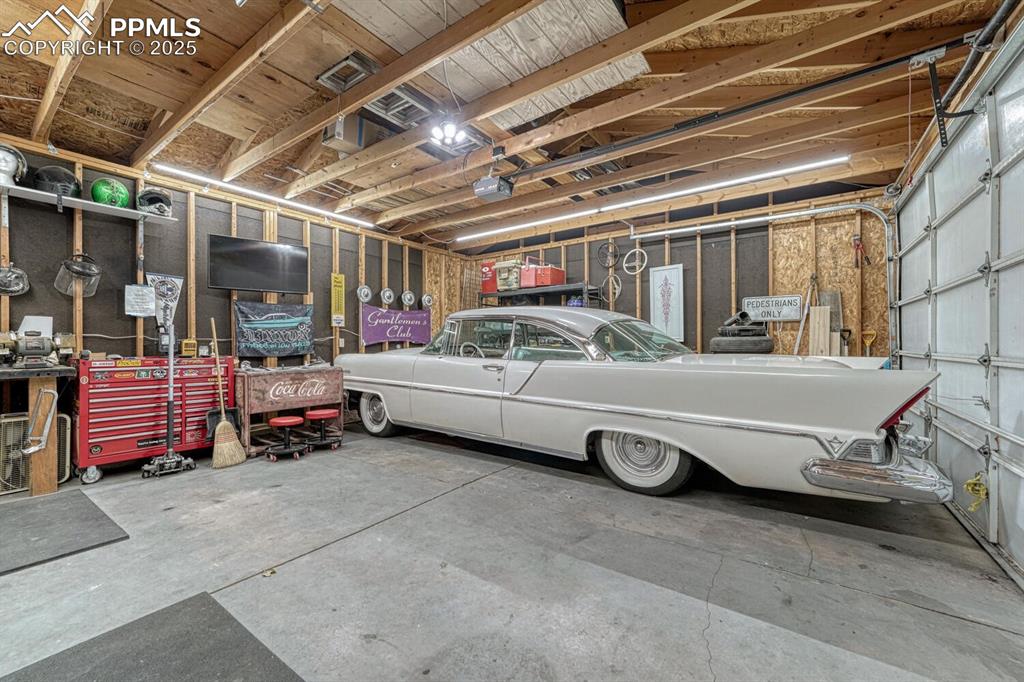 Image 35 of 50: Garage