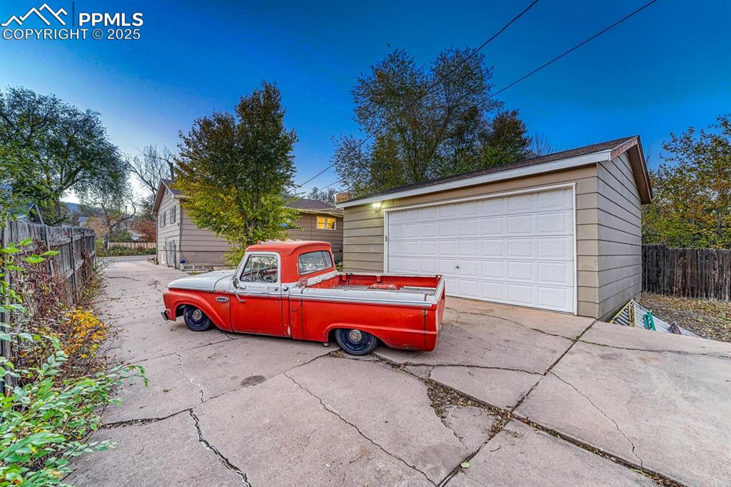 Image 39 of 50: Garage