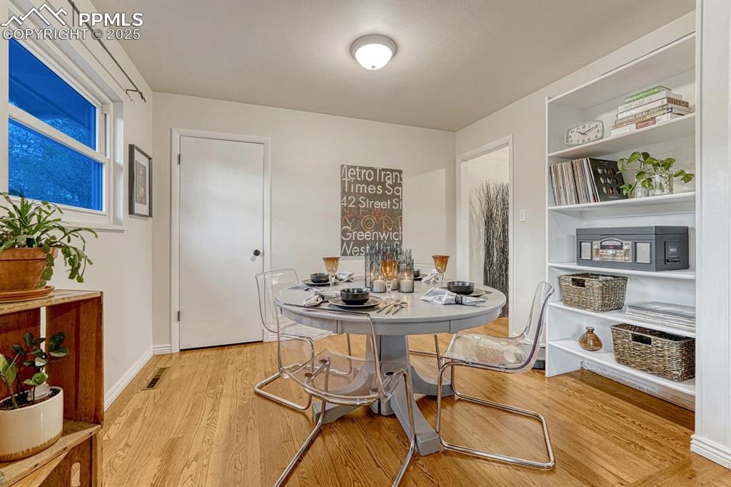 Image 4 of 50: Dining Area